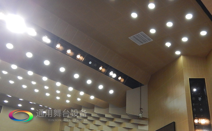 科學(xué)計劃工期、合理交叉施工，保質(zhì)保量順利完成工程的交付！通用舞臺阻燃幕布承接羊城廣州培英中學(xué)報告廳項目！