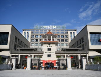 通用舞臺(tái)吊桿承接廣州市培英中學(xué)，大屏幕顯示系統(tǒng)、音頻擴(kuò)聲系統(tǒng)、燈光系統(tǒng)、舞臺(tái)吊桿及機(jī)械等多系統(tǒng)相互協(xié)作
